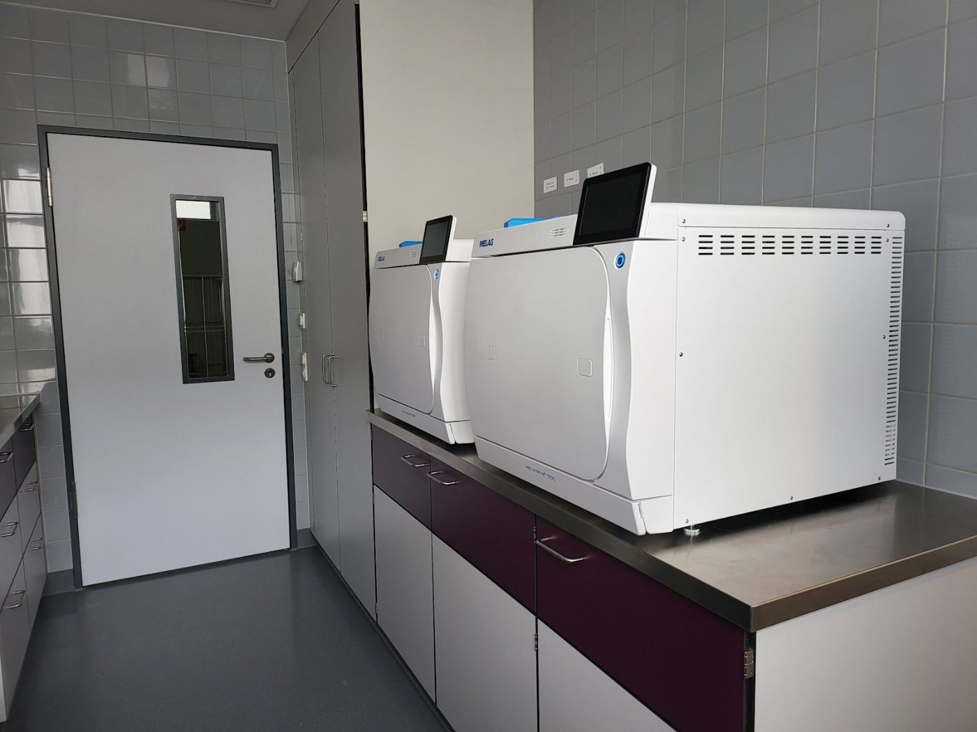 Vacuclave 550 instalat în camera de sterilizare