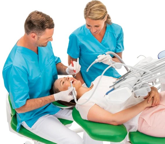 Medic și asistentă lucrând cu instrumentele balansate ale unitului Planmeca Compact i Classic