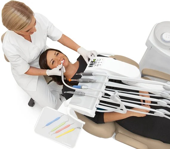 Pacient relaxat pe scaunul unitului Planmeca Compact i Classic