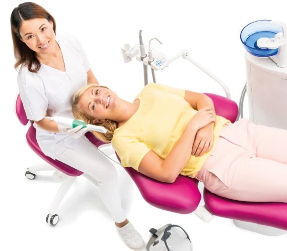 Pacientă relaxată pe scaunul unitului Planmeca Compact i5