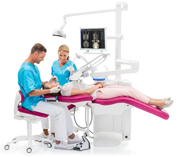 Medic și asistentă lucrând la patru mâini la unitul Planmeca Compact i5